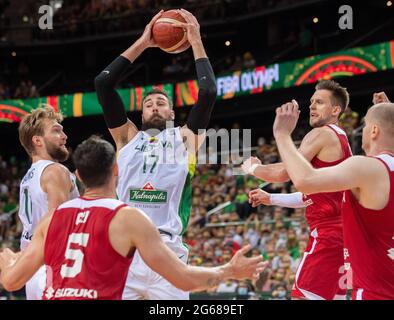 Kaunas, Lituania. 3 luglio 2021. Jonas Valanciunas (3nd R) della Lituania compete durante la partita semifinale di pallacanestro del torneo olimpico di QUALIFYNG della FIBA tra la Lituania e la Polonia a Kaunas, Lituania, il 3 luglio 2021. Credit: Alfredas Pliadis/Xinhua/Alamy Live News Foto Stock