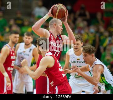 Kaunas, Lituania. 3 luglio 2021. Damian Kulig (Front, 2nd L) della Polonia compete durante la partita semifinale di pallacanestro del torneo olimpico di QUALIFYNG di FIBA tra Lituania e Polonia a Kaunas, Lituania, 3 luglio 2021. Credit: Alfredas Pliadis/Xinhua/Alamy Live News Foto Stock