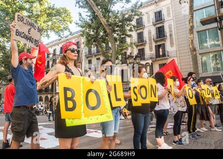 Barcellona, Spagna. 03 luglio 2021. I manifestanti hanno visto tenere cartelli che dicono 'Bolsonaro genocida' durante la manifestazione.Sabato, 3 luglio, giornata segnata da manifestazioni nelle principali città del Brasile contro il presidente brasiliano, Jair Bolsonaro. I brasiliani che si trovano a Barcellona hanno tenuto una manifestazione sulle Ramblas di Barcellona per unirsi alle proteste del loro paese natale. (Foto di Thiago Prudencio/SOPA Images/Sipa USA) Credit: Sipa USA/Alamy Live News Foto Stock