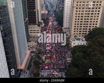 San Paolo, San Paolo, Brasile. 14 Settembre 2017. Manifestazione contro il presidente brasiliano Bolsonaro, organizzato da gruppi di sinistra e movimenti popolari, sul viale Paulista, a San Paolo, questo Sabato (3). I manifestanti chiedono la vaccinazione contro Covid-19 per tutti, gli aiuti d'urgenza e l'impeachment del presidente. Credit: Paulo Lopes/ZUMA Wire/Alamy Live News Foto Stock