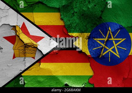 Bandiere dello Zimbabwe e dell'Etiopia dipinte su pareti incrinate Foto Stock