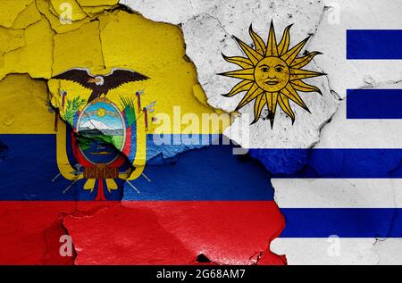 Bandiere dell'Ecuador e dell'Uruguay dipinte su pareti incrinate Foto Stock