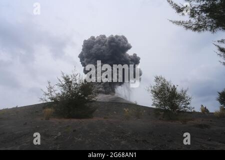 Eruzione dello stretto di Anakkraktau Sunda Indonesia Foto Stock