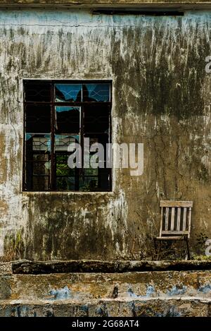 Edificio abbandonato di una vecchia fattoria di ostriche di perle a lo fu Wat, una piccola baia isolata sulla riva settentrionale del canale di Tolo, New Territories, Hong Kong Foto Stock