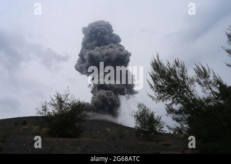Eruzione dello stretto di Anakkraktau Sunda Indonesia Foto Stock