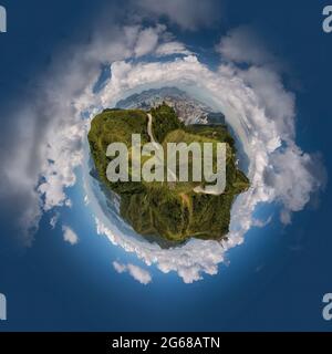 Trattamento "Tiny planet" di un panorama a 360 gradi di Hong Kong dal Cairn di Tate, uno dei nove draghi che danno il nome a Kowloon Foto Stock