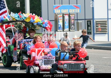 Benton, Stati Uniti. 03 luglio 2021. I bambini partecipano alla sfilata per bambini. Questo fine settimana, nella piccola città dello stato orientale di Washington, si stanno verificando le osservanze del US Independence Day. Credit: SOPA Images Limited/Alamy Live News Foto Stock