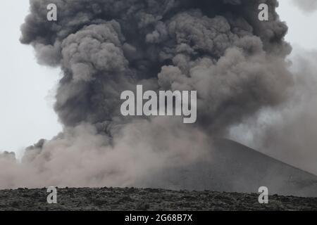 Eruzione dello stretto di Anakkraktau Sunda Indonesia Foto Stock