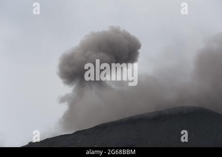 Eruzione dello stretto di Anakkraktau Sunda Indonesia Foto Stock