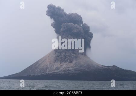 Eruzione dello stretto di Anakkraktau Sunda Indonesia Foto Stock