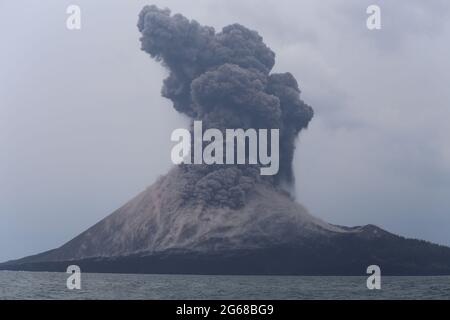 Eruzione dello stretto di Anakkraktau Sunda Indonesia Foto Stock