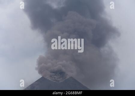 Eruzione dello stretto di Anakkraktau Sunda Indonesia Foto Stock