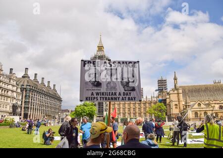 Londra, Regno Unito. 03 luglio 2021. Un manifestante tiene un cartello Free Assange durante la manifestazione a Londra.i manifestanti si sono riuniti a Parliament Square chiedendo il rilascio del fondatore di WikiLeaks Julian Assange, il suo 50° compleanno. (Foto di Vuk Valcic/SOPA Images/Sipa USA) Credit: Sipa USA/Alamy Live News Foto Stock