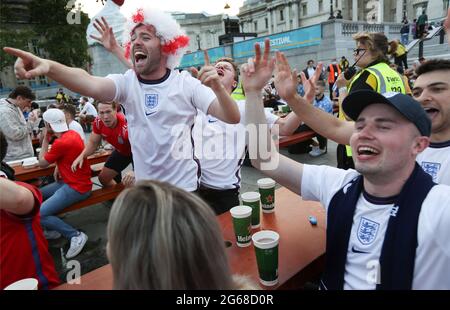 Londra, Regno Unito. 03 luglio 2021. Gli appassionati di Inghilterra guardano la partita finale di 2020 quarti di euro tra Inghilterra e Ucraina dall'interno della Fan zone istituita per aderire alle normative Covid-19 in Trafalgar Square. Dopo una vittoria del 4-0 si spostano per affrontare la Danimarca in semifinale. (Foto di Martin Pope/SOPA Images/Sipa USA) Credit: Sipa USA/Alamy Live News Foto Stock