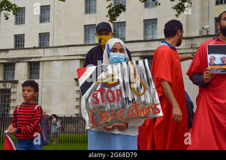 Londra, Regno Unito. 03 luglio 2021. Un manifestante detiene un cartello Stop the Executions durante la demonstrationProtesters riuniti fuori Downing Street, nell'anniversario del colpo di stato del 2013 in Egitto. Credit: SOPA Images Limited/Alamy Live News Foto Stock