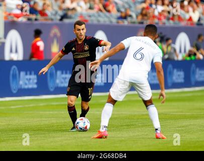 Chicago, USA, 03 luglio 2021. Major League Soccer (MLS) Atlanta United FC Brooks Lennon (11) tenta di passare contro il Chicago Fire FC Miguel Ángel Navarro (6) al Soldier Field di Chicago, Illinois, USA. Chicago ha vinto 3-0. Credit: Tony Gadomski / All Sport Imaging / Alamy Live News Foto Stock