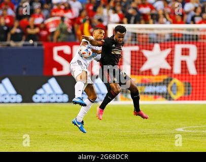 Chicago, USA, 03 luglio 2021. Major League Soccer (MLS) Atlanta United FC Mohammed Adams (R) combatte per la palla contro il Chicago Fire FC Johan Kappelhof (L) al Soldier Field di Chicago, Illinois, USA. Chicago ha vinto 3-0. Credit: Tony Gadomski / All Sport Imaging / Alamy Live News Foto Stock