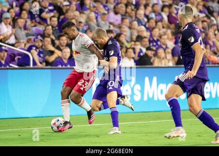 Orlando, Stati Uniti. 04 luglio 2021. Cristian Casseres Jr. (23 New York Red Bulls) scivola lungo il sideline come Uri Rosell (20 Orlando City) cerca di ottenere la palla indietro durante la partita di calcio Major League tra Orlando City e New York Red Bulls all'Exploria Stadium di Orlando, Florida. NESSUN UTILIZZO COMMERCIALE. Credit: SPP Sport Press Photo. /Alamy Live News Foto Stock