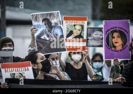 San Salvador, El Salvador. 03 luglio 2021. Una donna tiene in mano i ritratti di un membro scomparso della comunità LGBT durante una dimostrazione. Le donne dei movimenti femministi svolgono una veglia contro le femminicidi in El Salvador dopo che più donne scomparse sono state trovate assassinate. Il paese registra un aumento del 2020% delle femminicidi rispetto al 33. Credit: SOPA Images Limited/Alamy Live News Foto Stock