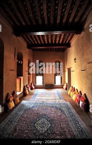 OMAN. MONTAGNE HAJAR. NIZWA. SALE SULTANO ALL'INTERNO DEL FORTE COSTRUITO INTORNO AL 1650 DAL SULTAN BIN SAIF AL YAA'RUBI PER PROTEGGERE LA CITTÀ, UN TEMPO CAPITALE DI Foto Stock
