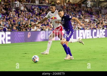 Orlando, Stati Uniti. 04 luglio 2021. Kyle Smith (Orlando City 24) difende Fabio (9 New York Red Bulls) durante la Major League Soccer game tra Orlando City e New York Red Bulls all'Exploria Stadium di Orlando, Florida. NESSUN UTILIZZO COMMERCIALE. Credit: SPP Sport Press Photo. /Alamy Live News Foto Stock