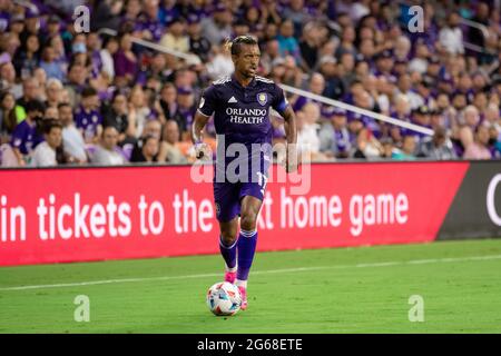 Orlando, Stati Uniti. 04 luglio 2021. Nani (Orlando City 17) guarda ad attraversare la palla durante la partita di calcio Major League tra Orlando City e New York Red Bulls all'Exploria Stadium di Orlando, Florida. NESSUN UTILIZZO COMMERCIALE. Credit: SPP Sport Press Photo. /Alamy Live News Foto Stock