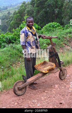 UGANDA. BWINDI. GIOVANE UOMO CON LA SUA BICICLETTA FATTA A MANO UTILIZZATA PER IL TRASPORTO DI MERCI. Foto Stock