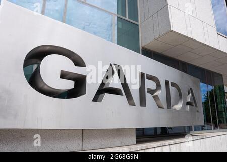 Dublino, Dublino, Irlanda, 28 giugno 2021. Cartello Garda di fronte alla stazione di Kevin Street Garda Foto Stock