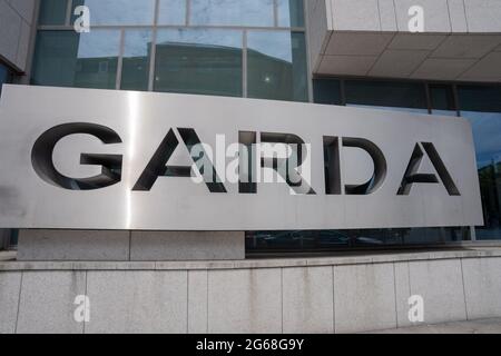 Dublino, Dublino, Irlanda, 28 giugno 2021. Cartello Garda di fronte alla stazione di Kevin Street Garda Foto Stock