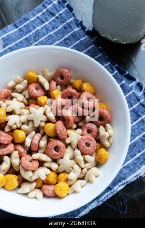 Cereali colorati in una ciotola bianca Foto Stock