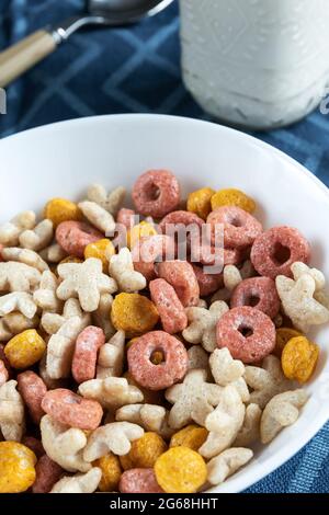 Cereali colorati in una ciotola bianca Foto Stock
