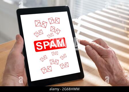 Schermo del tablet che visualizza un concetto di spam Foto Stock