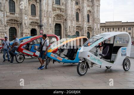 Milano, Italia 3 luglio 2021 - rickshaw a Piazza Duomo eco tour per i turisti Foto Stock