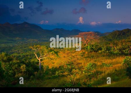 Paesaggio montano di Panama in ultima luce del sole sera sulla collina di Santa Cruz a Penonome, provincia di Colle, Repubblica di Panama, America Centrale. Foto Stock