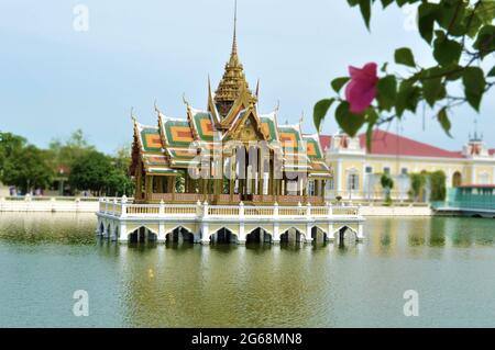 Facciata del Padiglione aisawan dhiphya-asana all'interno del Palazzo Estivo Bang Pa-in, Ayutthaya, Thailandia Foto Stock