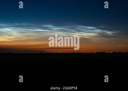 Nubi noctilucenti durante una notte di mezza estate Foto Stock