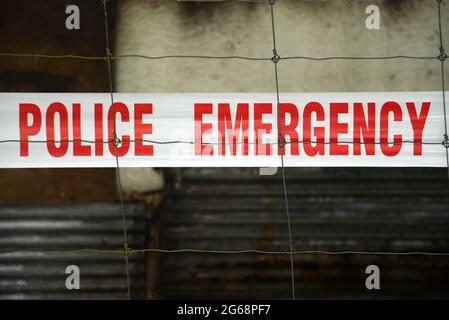 le cassette di emergenza della polizia impediscono l'accesso del pubblico in una scena di sospetto crimine ancora sotto inchiesta Foto Stock