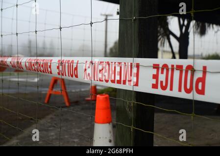 le cassette di emergenza della polizia impediscono l'accesso del pubblico in una scena di sospetto crimine ancora sotto inchiesta Foto Stock