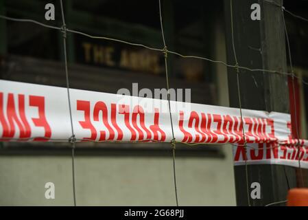 le cassette di emergenza della polizia impediscono l'accesso del pubblico in una scena di sospetto crimine ancora sotto inchiesta Foto Stock