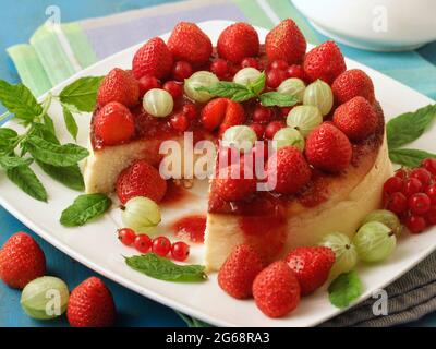 Crostata di Cheesecake con fragole, ribes rosso e frutti di bosco. Foto Stock