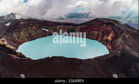 Kamchatka. Maly Semyachik cratere vulcanico con lago acido Foto Stock