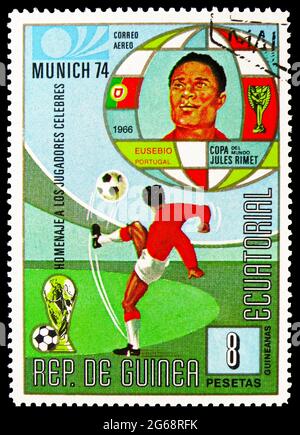 MOSCA, RUSSIA - 16 DICEMBRE 2020: Francobollo stampato in Guinea Equatoriale mostra Eusébio da Silva Ferreira (1942-2014), Coppa del mondo FIFA 1974 a Ger Foto Stock