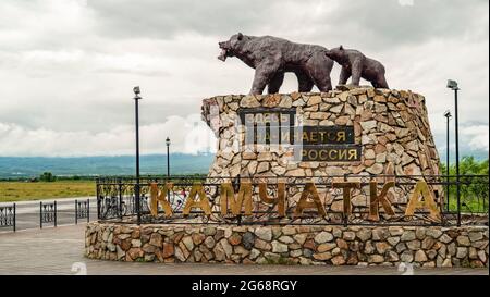 Yelizovo, Russia - Luglio, 2020: Scultura di orsi sul monumento con l'iscrizione: Qui inizia Russia - Kamchatka Foto Stock