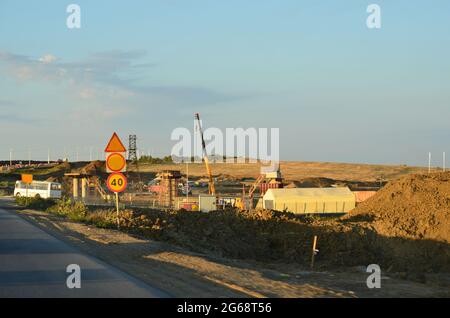 Kerch, Russia - 16 luglio 2017: Costruzione di strade , cemento unità , Tavrida autostrada inizio della costruzione di una nuova strada nella steppa in estate Foto Stock