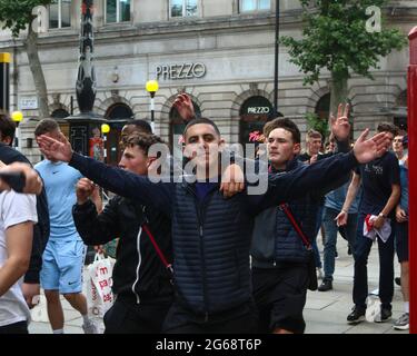 Londra, Regno Unito. 3 luglio 2021. I tifosi inglesi attraversano il centro di Londra prima dell'inizio della partita. 03.07.2021. Marcin Riehs/Pathos Credit: One Up Top immagini editoriali/Alamy Live News Foto Stock