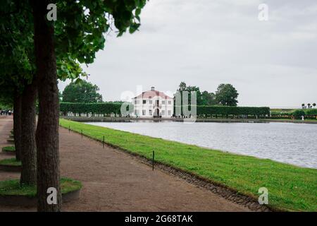 San Pietroburgo, Russia. Palazzo Marly nel Parco inferiore di Peterhof a San Pietroburgo, Russia Foto Stock