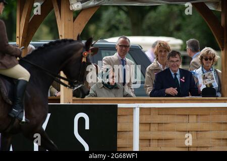 Windsor, Berkshire, Regno Unito. 4 luglio 2021. Sua Maestà la Regina indossava un velo di seta e un impermeabile mentre guardava la sua donazione di cavalli competere questa mattina al Royal Windsor Horse Show. Credit: Maureen McLean/Alamy Live News Foto Stock