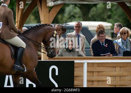 Windsor, Berkshire, Regno Unito. 4 luglio 2021. Sua Maestà la Regina indossava un velo di seta e un impermeabile mentre guardava la sua donazione di cavalli competere questa mattina al Royal Windsor Horse Show. Credit: Maureen McLean/Alamy Live News Foto Stock