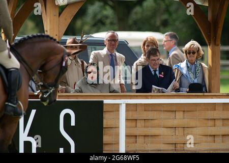 Windsor, Berkshire, Regno Unito. 4 luglio 2021. Sua Maestà la Regina indossava un velo di seta e un impermeabile mentre guardava la sua donazione di cavalli competere questa mattina al Royal Windsor Horse Show. Credit: Maureen McLean/Alamy Live News Foto Stock