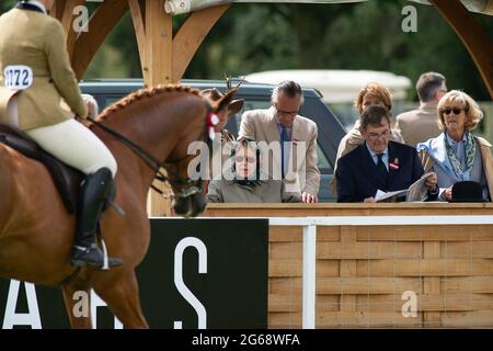 Windsor, Berkshire, Regno Unito. 4 luglio 2021. Sua Maestà la Regina indossava un velo di seta e un impermeabile mentre guardava la sua donazione di cavalli competere questa mattina al Royal Windsor Horse Show. Credit: Maureen McLean/Alamy Live News Foto Stock